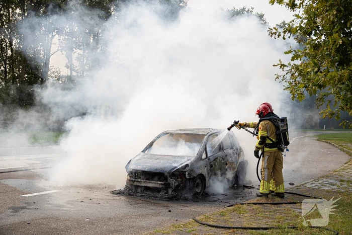 Personenwagen verwoest door brand