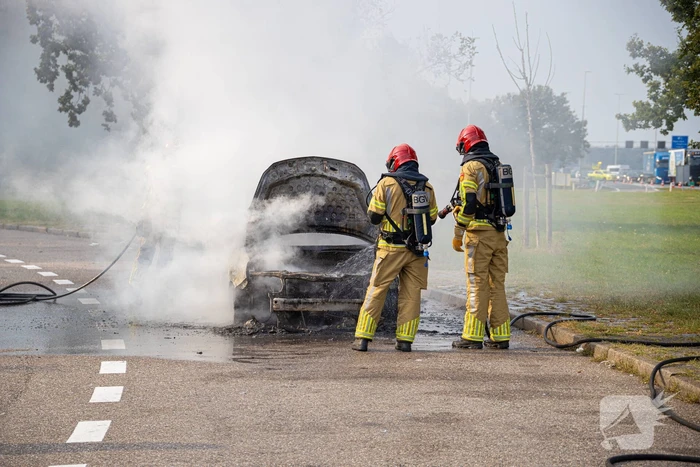 Personenwagen verwoest door brand