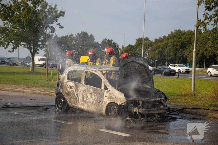 Personenwagen verwoest door brand