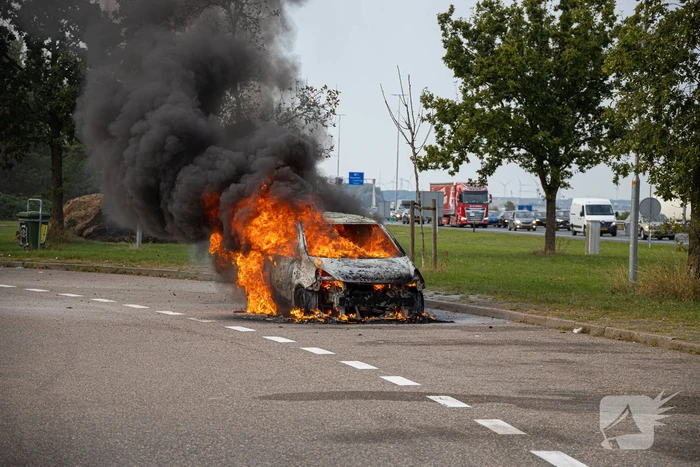 Personenwagen verwoest door brand