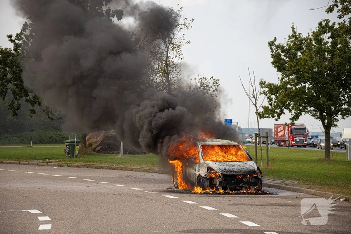 Personenwagen verwoest door brand