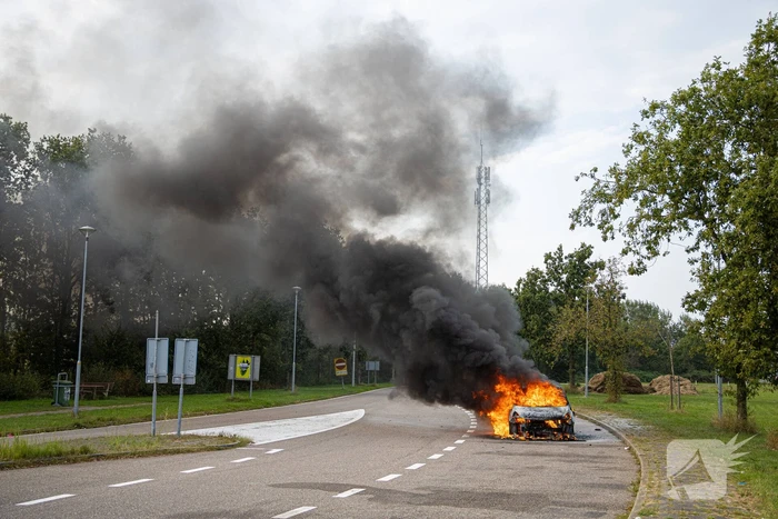 Personenwagen verwoest door brand