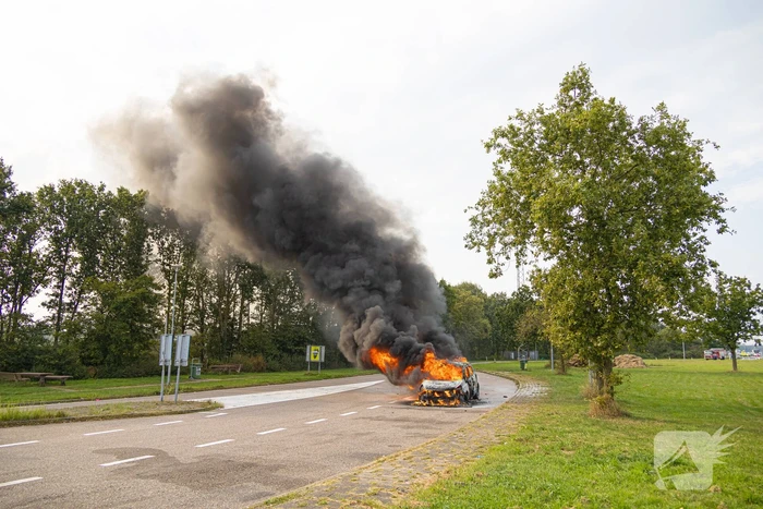 Personenwagen verwoest door brand
