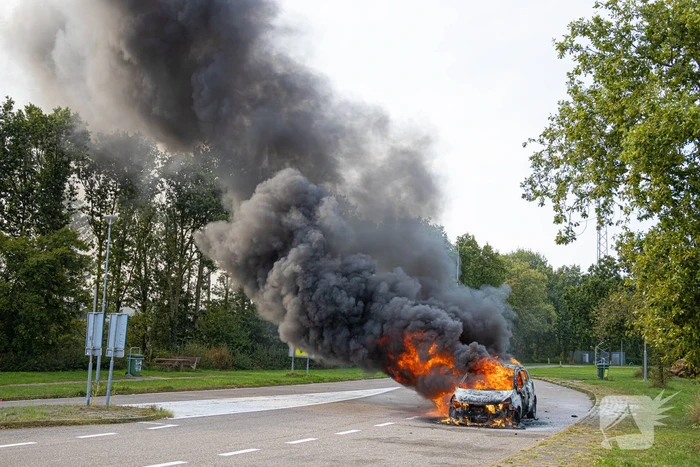 Personenwagen verwoest door brand