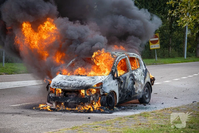 Personenwagen verwoest door brand