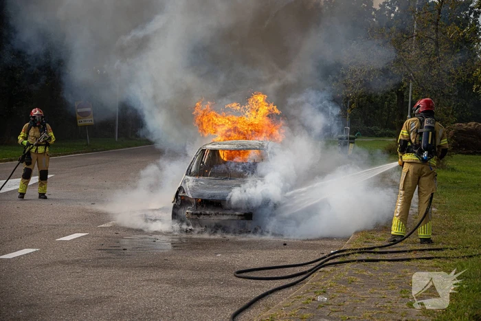 Personenwagen verwoest door brand