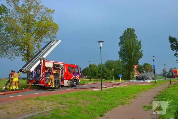 Tractor brandt volledig uit