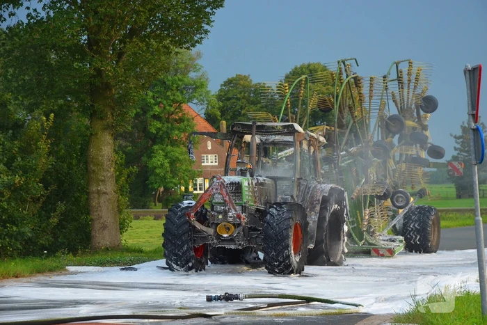 Tractor brandt volledig uit