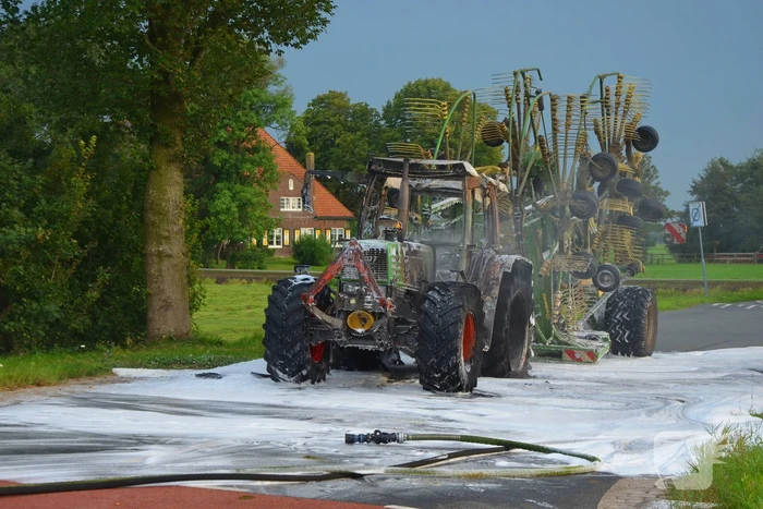 Tractor brandt volledig uit
