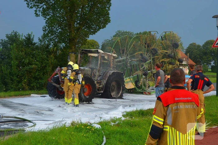 Tractor brandt volledig uit