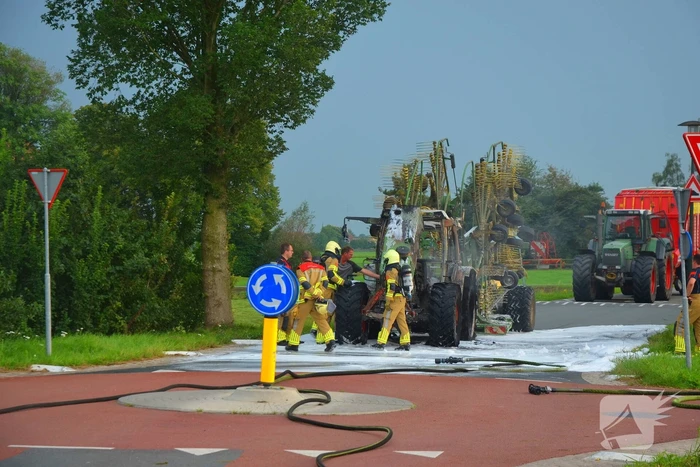 Tractor brandt volledig uit