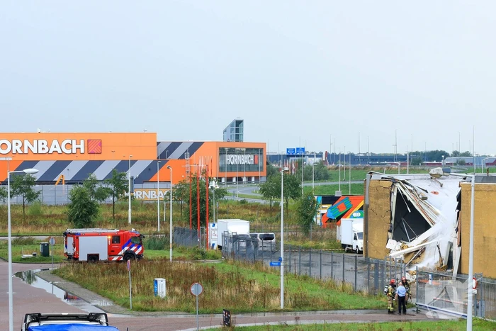 Dak van voormalig bouwmarkt stort in na hoosbui