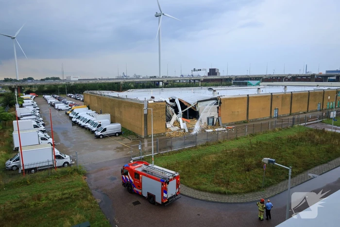 Dak van voormalig bouwmarkt stort in na hoosbui