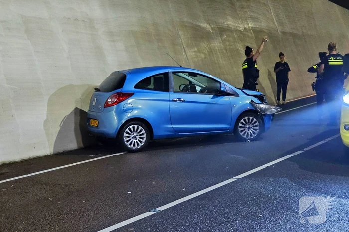 Auto botst op betonnen wand