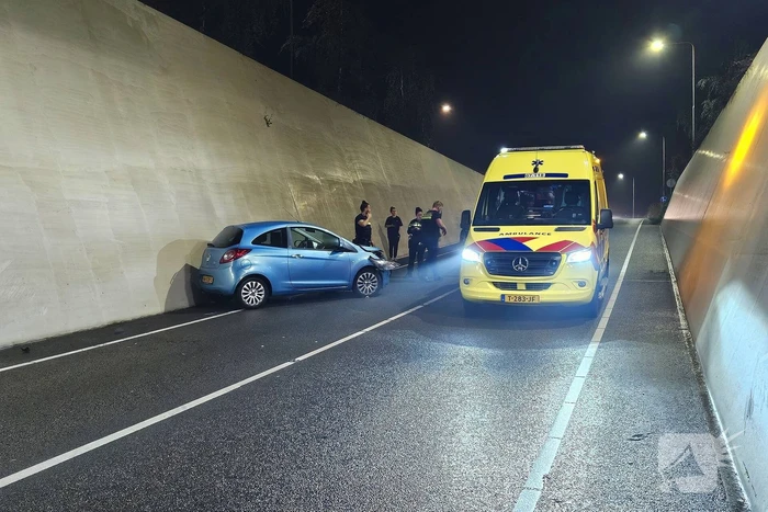 Auto botst op betonnen wand