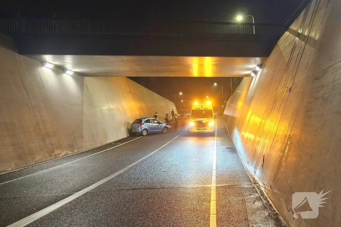 Auto botst op betonnen wand