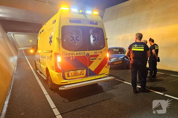 Auto botst op betonnen wand