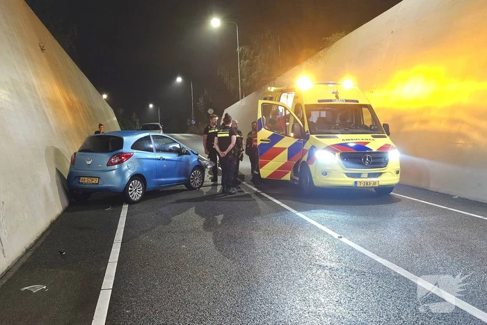 Auto botst op betonnen wand