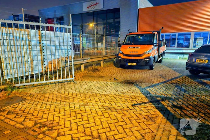 Dieven rammen hek open en stelen ladderliften bij verhuurder