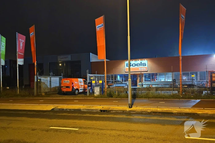 Dieven rammen hek open en stelen ladderliften bij verhuurder
