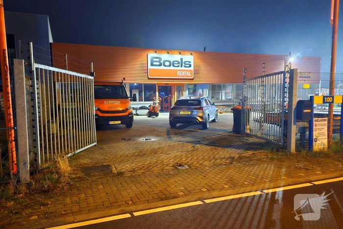 Dieven rammen hek open en stelen ladderliften bij verhuurder