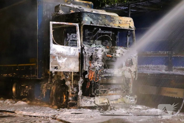 Vrachtwagencabine verwoest door brand