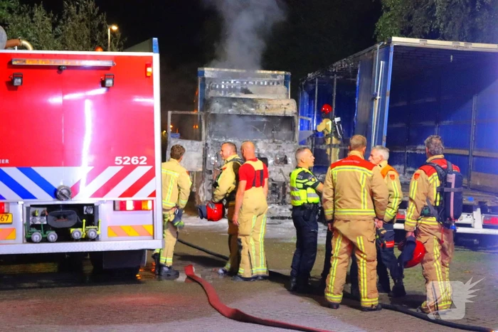 Vrachtwagencabine verwoest door brand