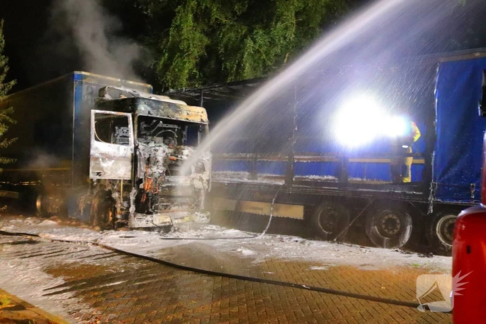 Vrachtwagencabine verwoest door brand