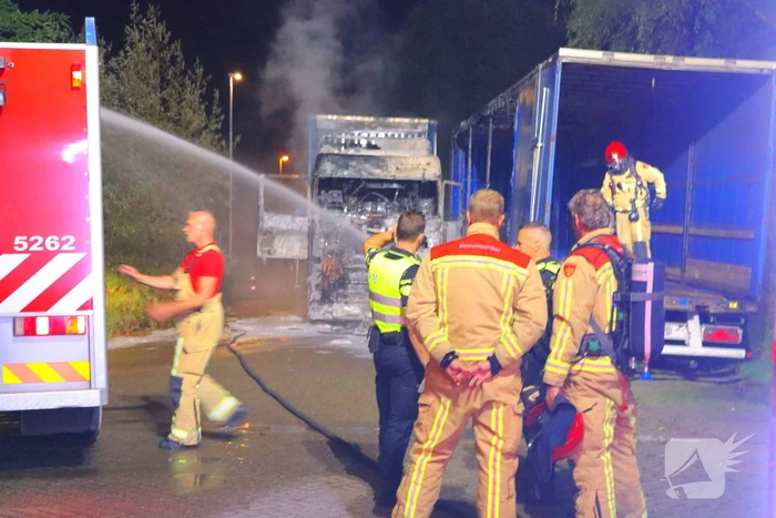 Vrachtwagencabine verwoest door brand