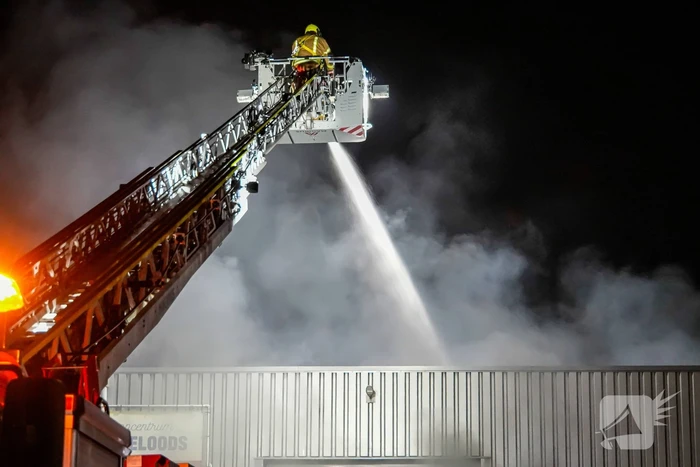 Blusrobot ingezet bij zeer grote brand in bedrijfspand