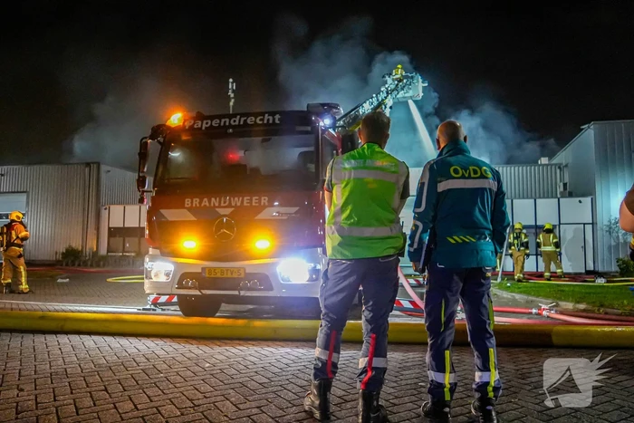 Blusrobot ingezet bij zeer grote brand in bedrijfspand
