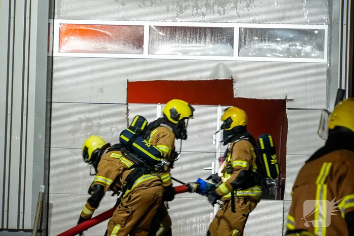 Blusrobot ingezet bij zeer grote brand in bedrijfspand