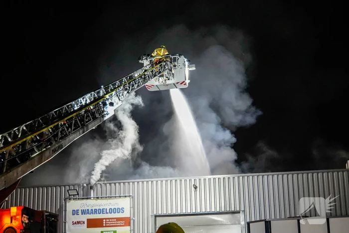 Blusrobot ingezet bij zeer grote brand in bedrijfspand