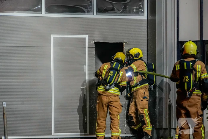 Blusrobot ingezet bij zeer grote brand in bedrijfspand