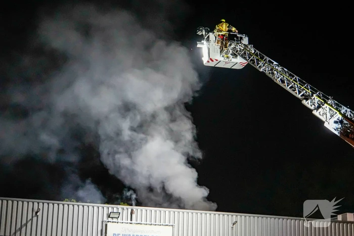 Blusrobot ingezet bij zeer grote brand in bedrijfspand