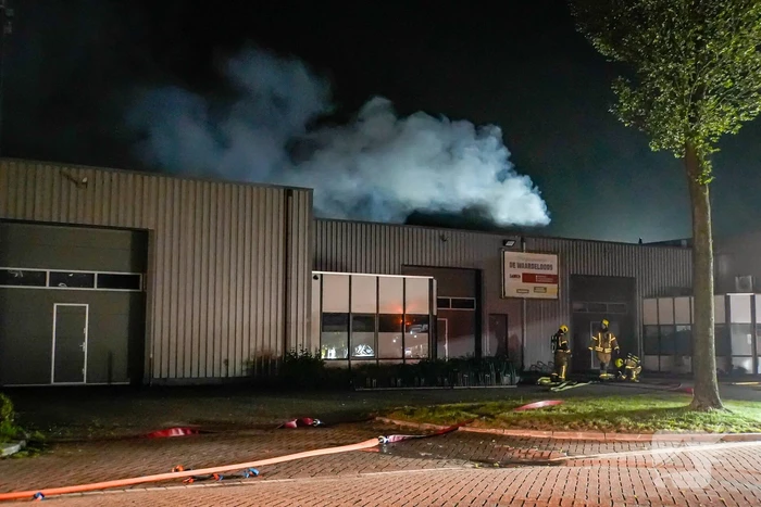 Blusrobot ingezet bij zeer grote brand in bedrijfspand