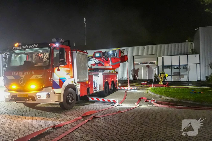 Blusrobot ingezet bij zeer grote brand in bedrijfspand