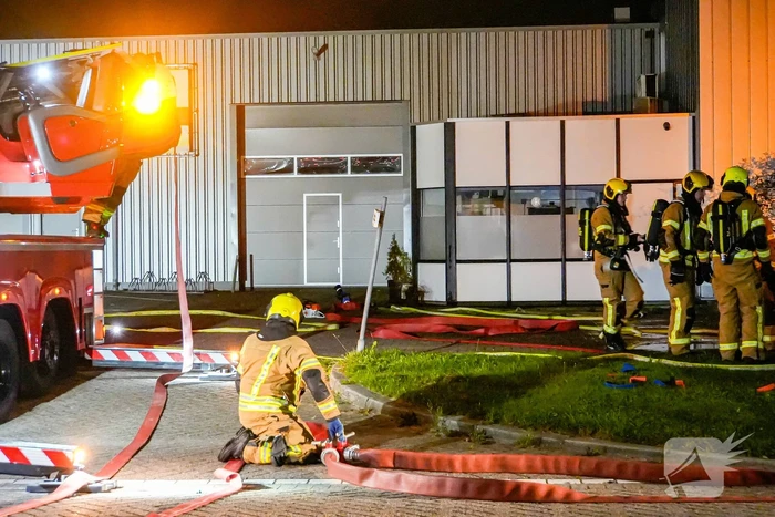 Blusrobot ingezet bij zeer grote brand in bedrijfspand