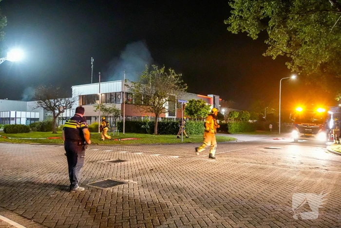 Blusrobot ingezet bij zeer grote brand in bedrijfspand
