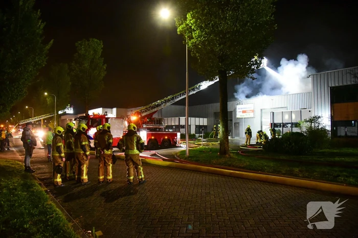 Blusrobot ingezet bij zeer grote brand in bedrijfspand