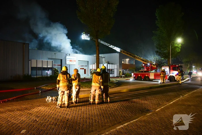 Blusrobot ingezet bij zeer grote brand in bedrijfspand