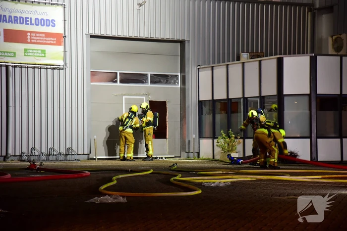 Blusrobot ingezet bij zeer grote brand in bedrijfspand