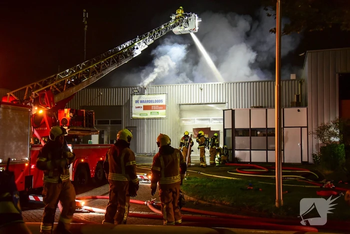 Blusrobot ingezet bij zeer grote brand in bedrijfspand