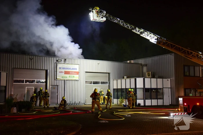 Blusrobot ingezet bij zeer grote brand in bedrijfspand