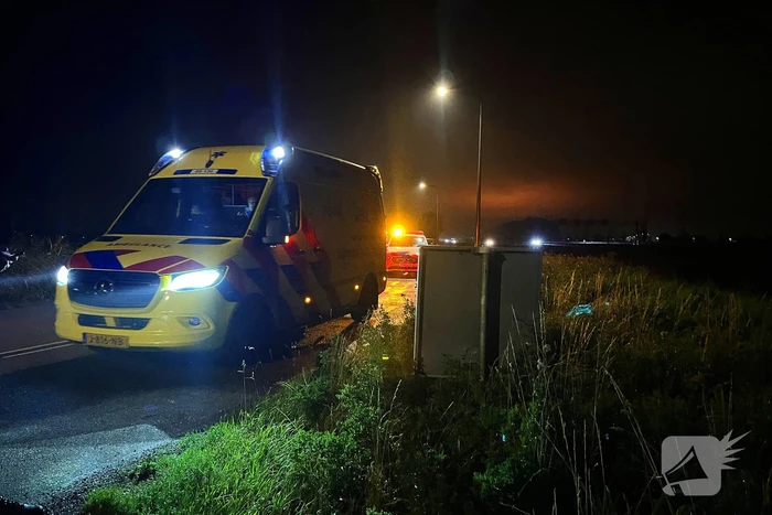 Bergingsbedrijf haalt bestelwagen uit sloot
