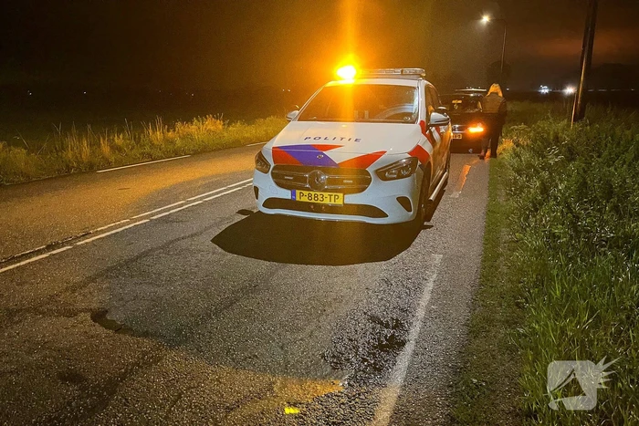 Bergingsbedrijf haalt bestelwagen uit sloot