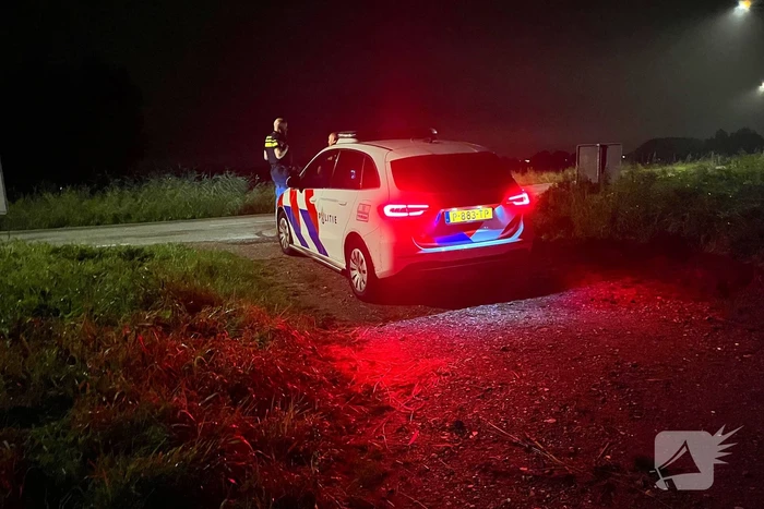 Bergingsbedrijf haalt bestelwagen uit sloot