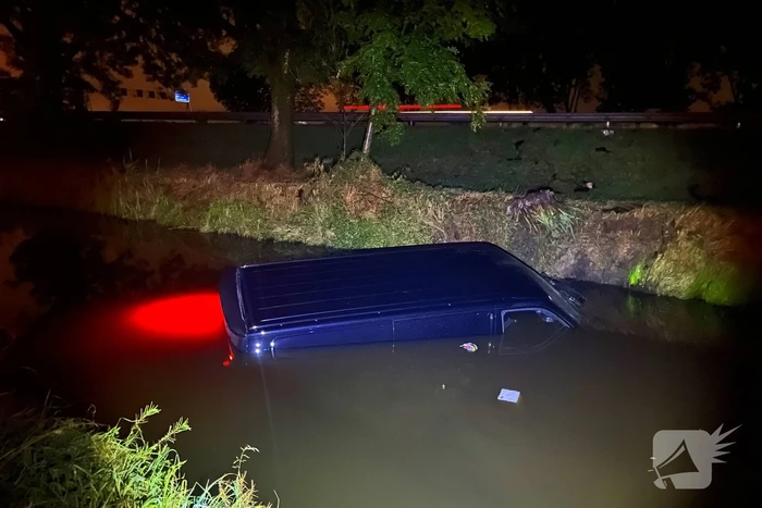 Bergingsbedrijf haalt bestelwagen uit sloot