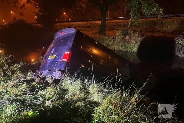 Bergingsbedrijf haalt bestelwagen uit sloot
