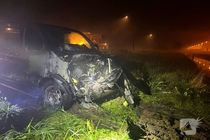 Bergingsbedrijf haalt bestelwagen uit sloot